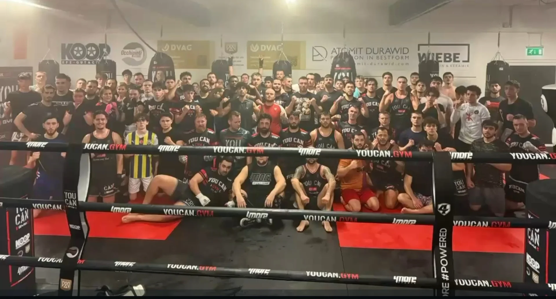 Große Kickbox-Gruppe im Ring des YOU CAN Gym Lüdenscheid